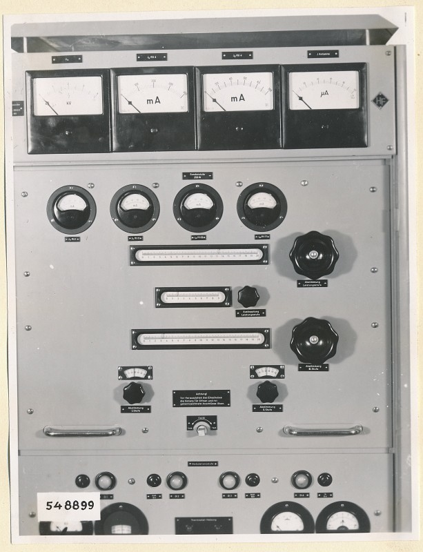 Fernsehsender, Teilansicht Schrank B6 oben geschlossen , Foto 1954 (www.industriesalon.de CC BY-SA)