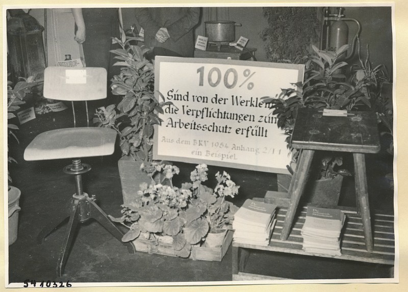 Arbeitsschutzausstellung im HF-Speisesaal 10, Foto 1954 (www.industriesalon.de CC BY-SA)
