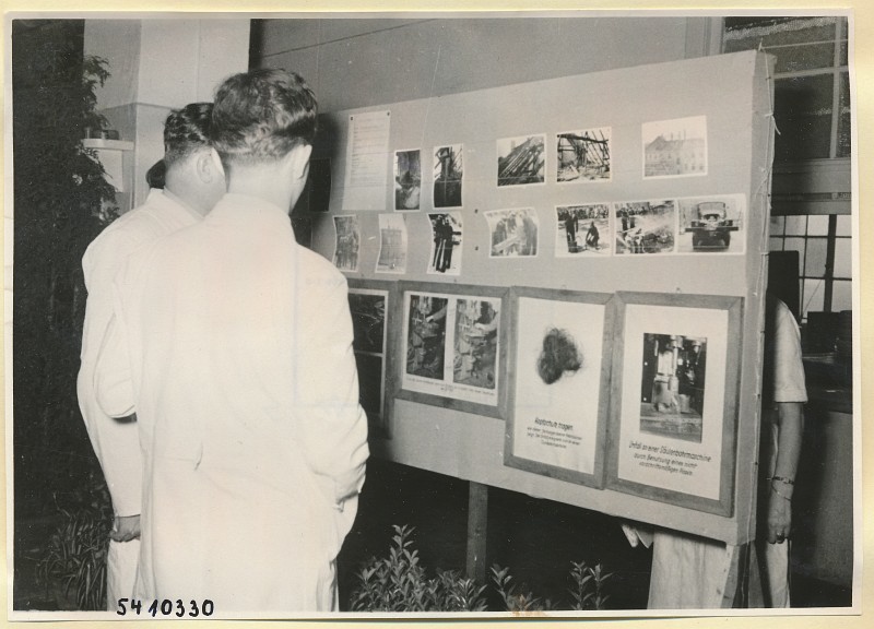 Arbeitsschutzausstellung im HF-Speisesaal 12, Foto 1954 (www.industriesalon.de CC BY-SA)