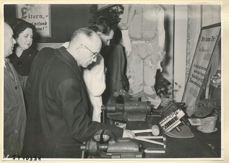 Arbeitsschutzausstellung im HF-Speisesaal 13, Foto 1954 (www.industriesalon.de CC BY-SA)