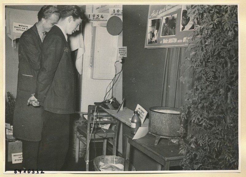 Arbeitsschutzausstellung im HF-Speisesaal 14, Foto 1954 (www.industriesalon.de CC BY-SA)