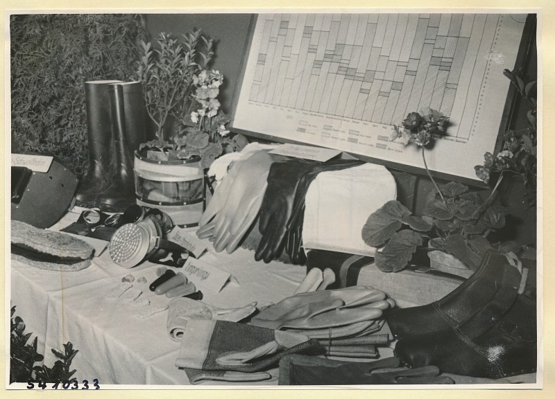 Arbeitsschutzausstellung im HF-Speisesaal 15, Foto 1954 (www.industriesalon.de CC BY-SA)