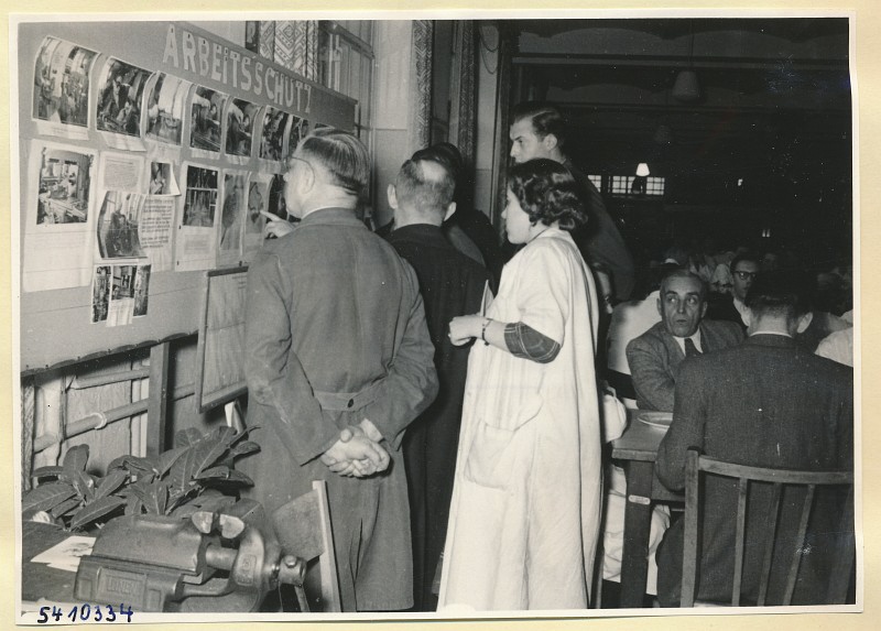 Arbeitsschutzausstellung im HF-Speisesaal 16, Foto 1954 (www.industriesalon.de CC BY-NC-SA)