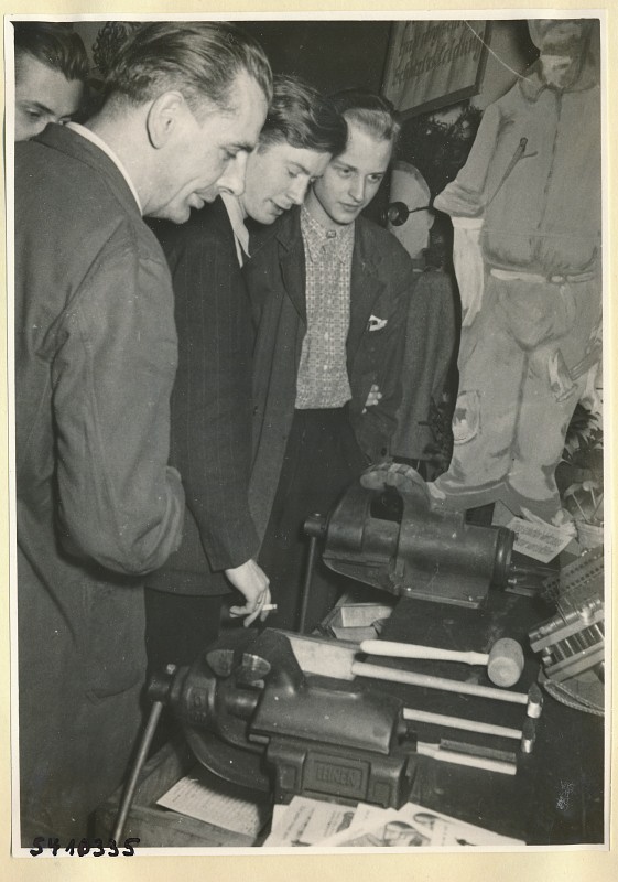 Arbeitsschutzausstellung im HF-Speisesaal 17, Foto 1954 (www.industriesalon.de CC BY-NC-SA)