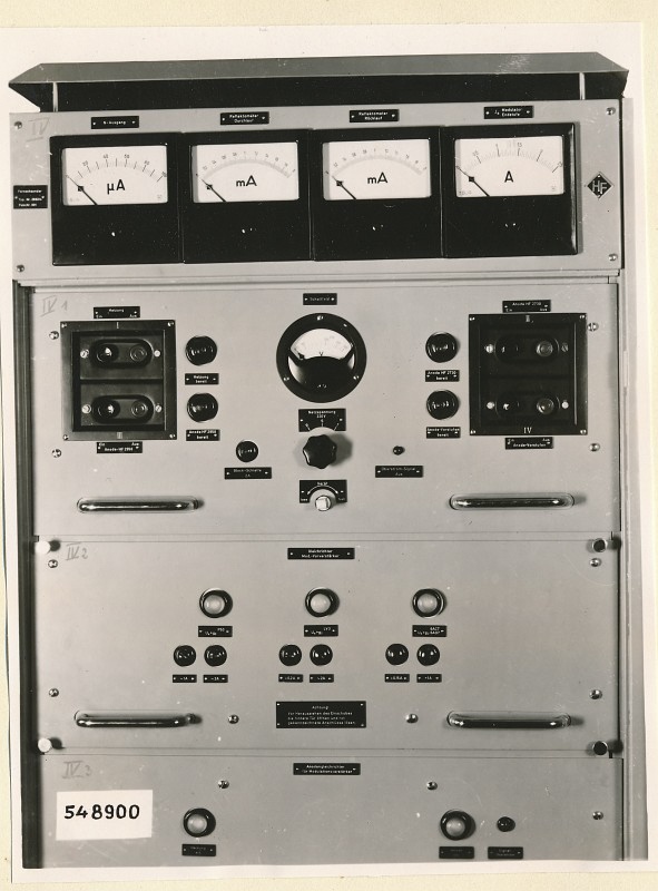 Fernsehsender, Teilansicht Schrank B4 oben geschlossen, Foto 1954 (www.industriesalon.de CC BY-SA)