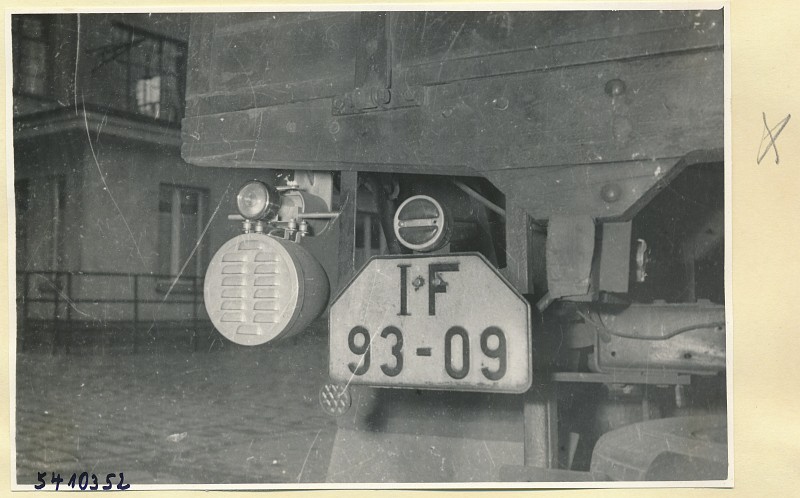 Autoüberholungsgerät- Empfänger am LKW montiert 1, Foto 1954 (www.industriesalon.de CC BY-SA)