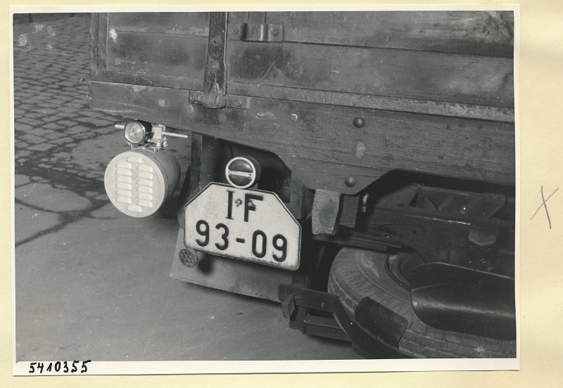 Autoüberholungsgerät am LKW montiert 3, Foto 1954 (www.industriesalon.de CC BY-SA)
