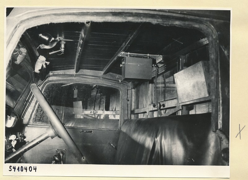 Auto-Überholungsgerät, Montage im Führerhaus eines LKW, Foto 1954 (www.industriesalon.de CC BY-SA)