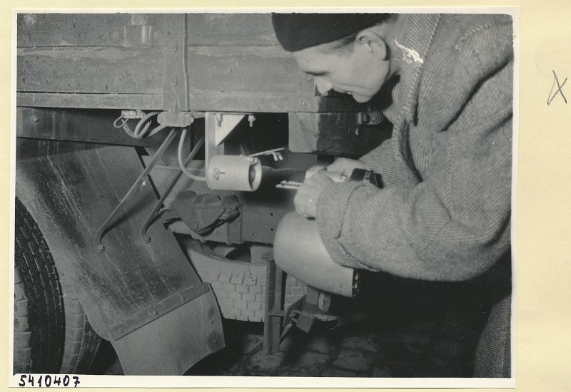 Mann montiert Auto-Überholungsgerät-Empfänger an einen LKW 1, Foto 1954 (www.industriesalon.de CC BY-NC-SA)