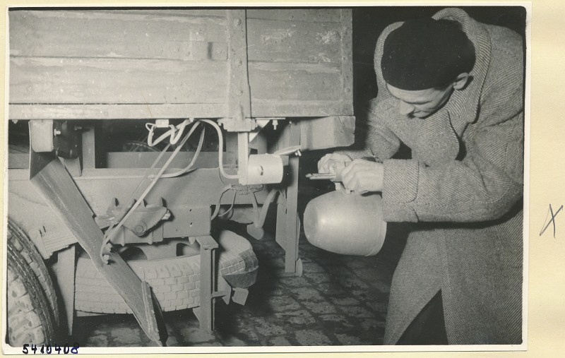 Mann montiert Auto-Überholungsgerät-Empfänger an einen LKW 2, Foto 1954 (www.industriesalon.de CC BY-SA)
