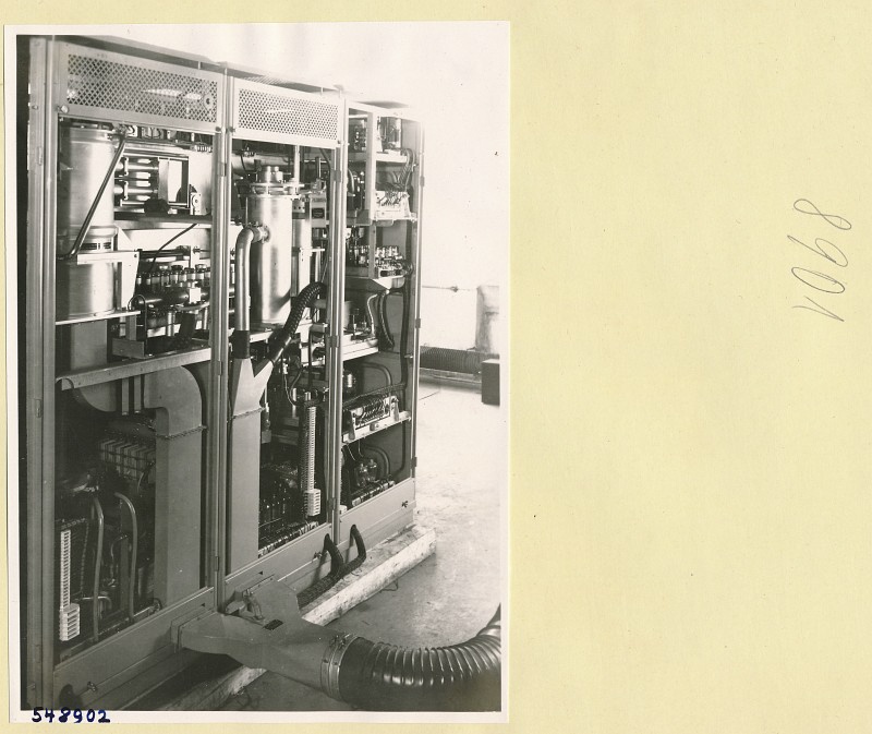 Fernsehsender, 3 Schränke, Rückseite, geöffnet, Foto 1954 (www.industriesalon.de CC BY-SA)