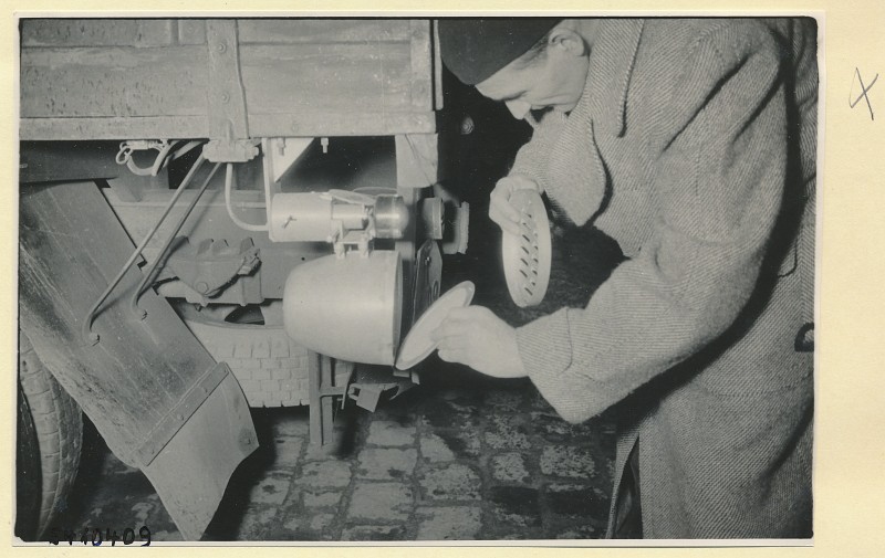 Auto-Überholungsgerät, Montage am LKW 3, Foto 1954 (www.industriesalon.de CC BY-SA)