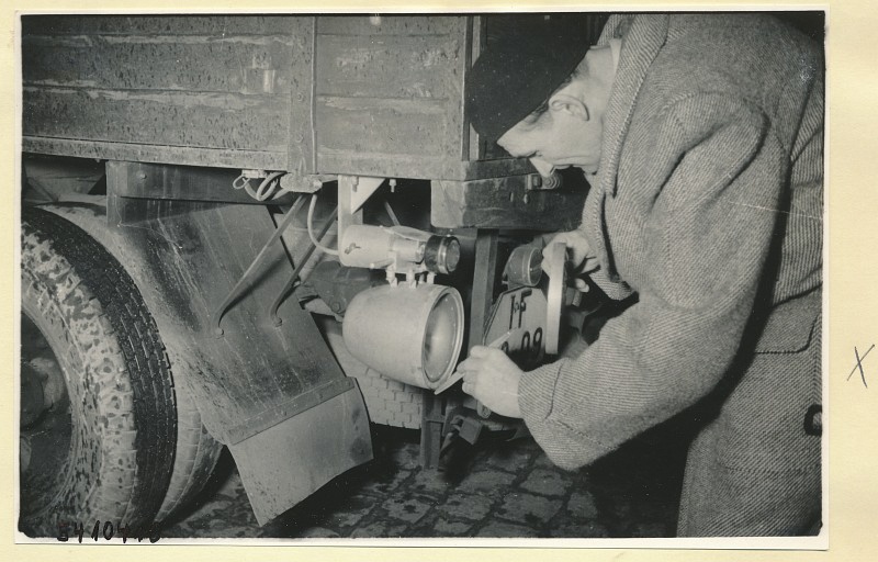 Auto-Überholungsgerät, Montage am LKW 4, Foto 1954 (www.industriesalon.de CC BY-SA)