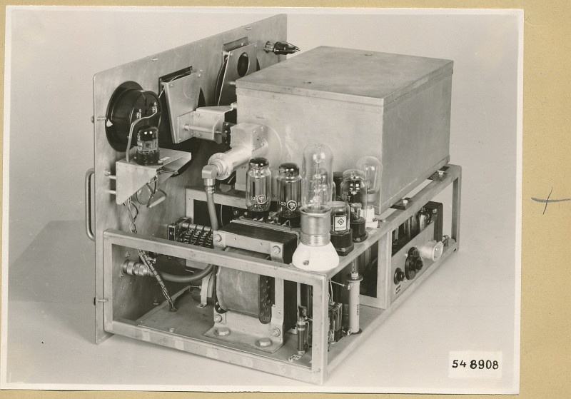 Transportabler Mess-Sender, Seitenansicht rechts ohne Gehäuse, Foto 1954 (www.industriesalon.de CC BY-SA)