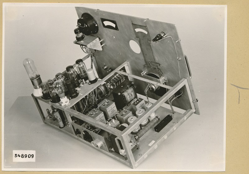 Transportabler Mess-Sender, Seitenansicht links ohne Gehäuse, Foto 1954 (www.industriesalon.de CC BY-SA)