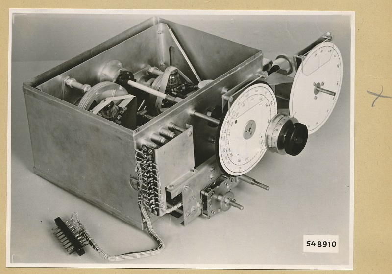 Transportabler Mess-Sender, Bauteil , Foto 1954 (www.industriesalon.de CC BY-SA)