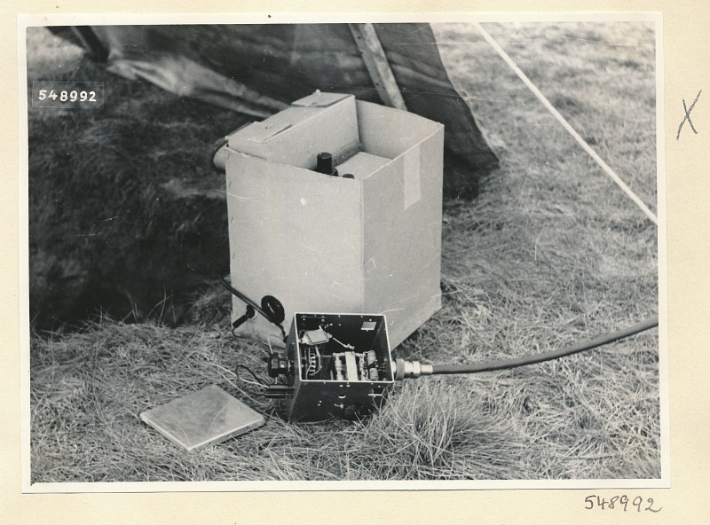 Normalfeld-Generator im Einsatz 2 , Foto 1954 (www.industriesalon.de CC BY-SA)
