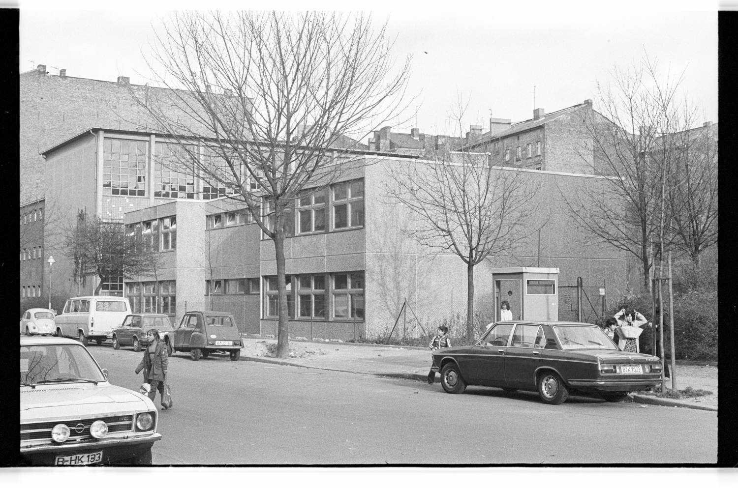 Kleinbildnegative: Mobile Klassenräume, Steinmetzstraße, Großgörschenstraße, 1978 (Museen Tempelhof-Schöneberg/Jürgen Henschel RR-F)
