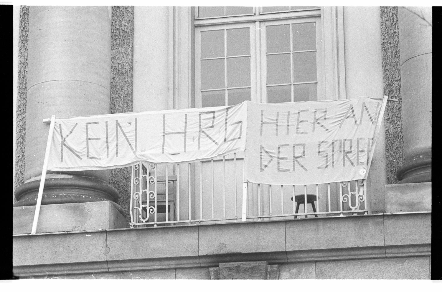 Kleinbildnegative: HRG-Protestbanner an der UdK, 1978 (Museen Tempelhof-Schöneberg/Jürgen Henschel RR-F)