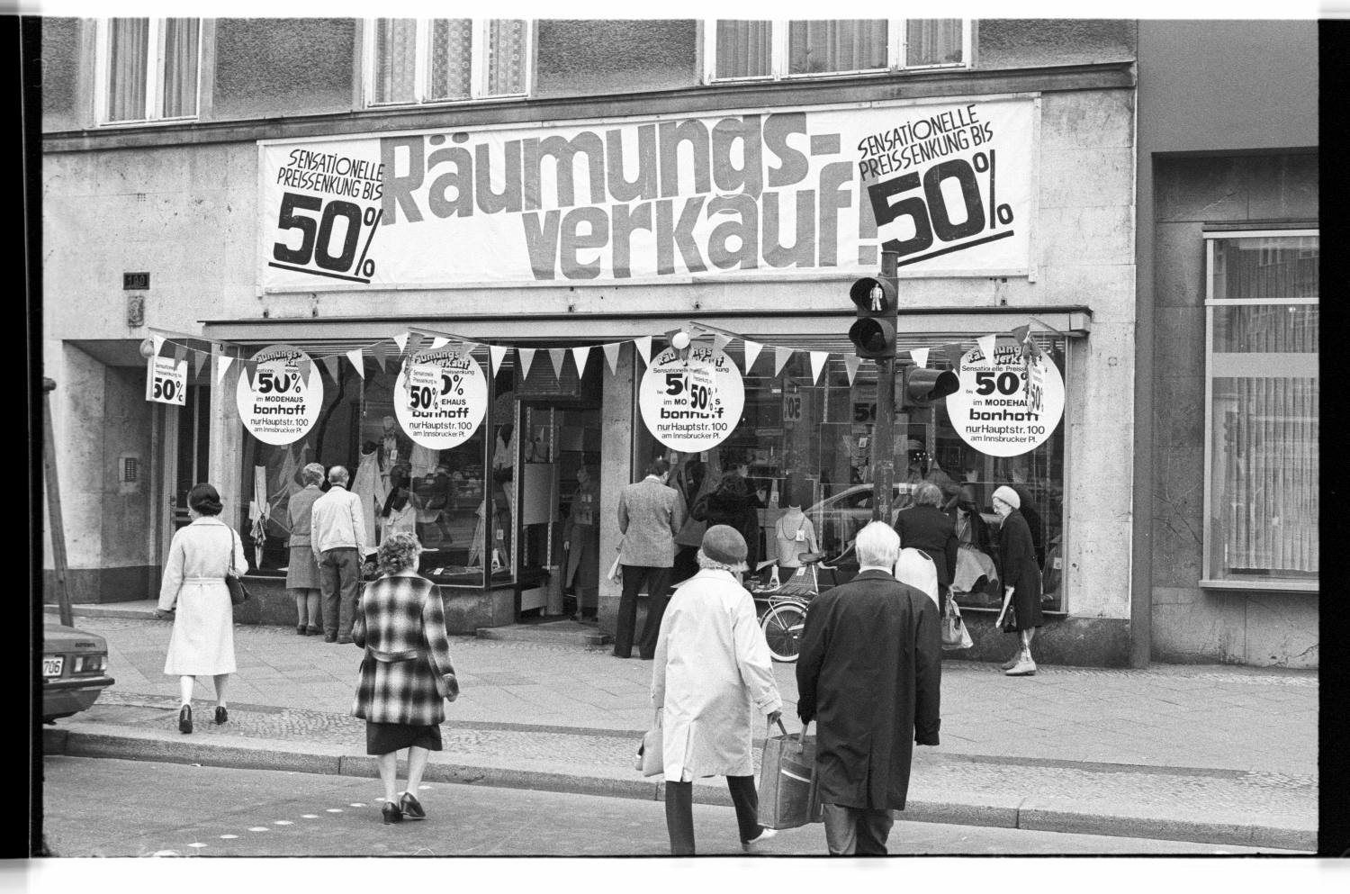 Kleinbildnegative: Geschäft, Räumungsverkauf, Hauptstr. 100, 1978 (Museen Tempelhof-Schöneberg/Jürgen Henschel RR-F)