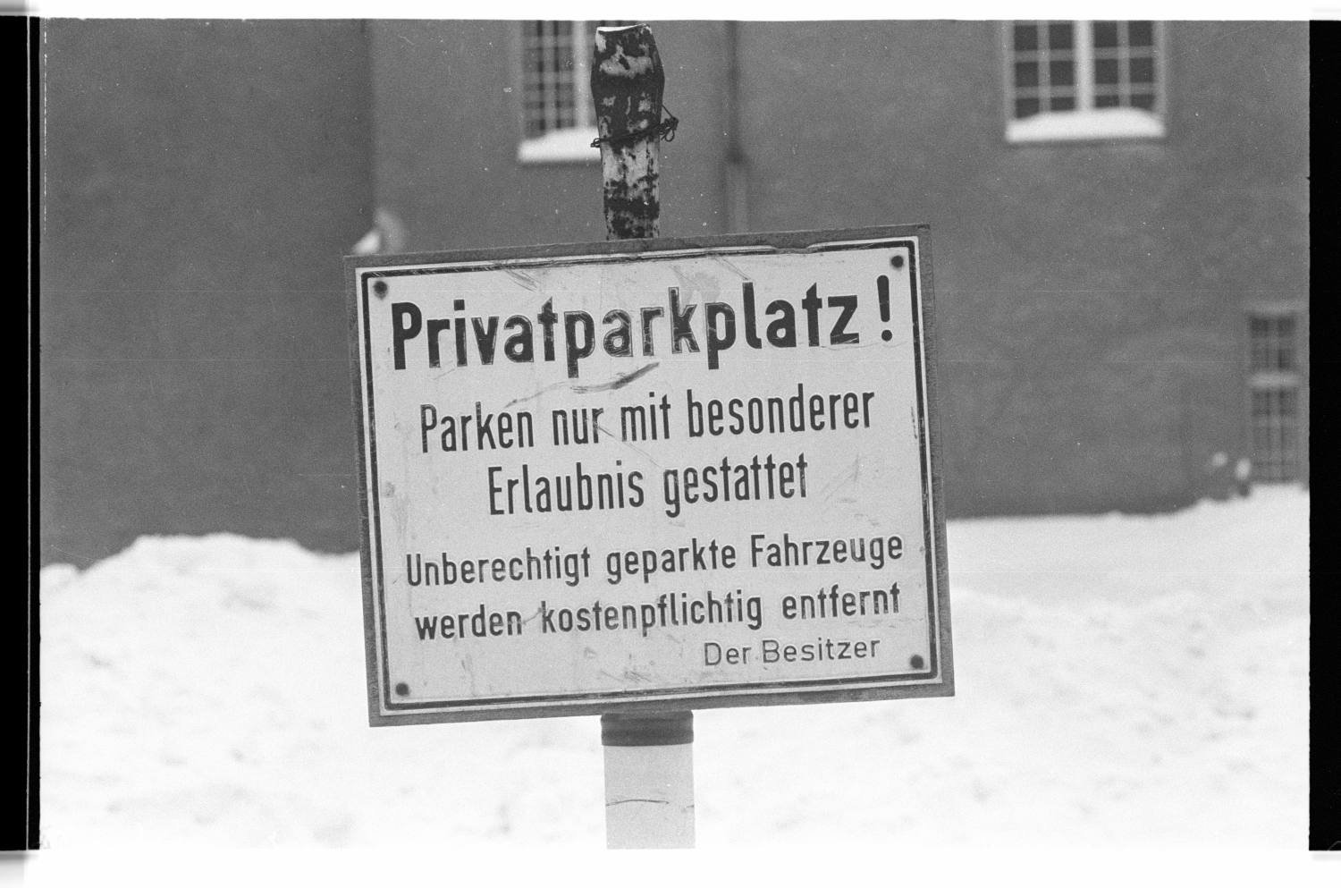 Kleinbildnegative: Privates Parkplatzschild, 1979 (Museen Tempelhof-Schöneberg/Jürgen Henschel RR-F)