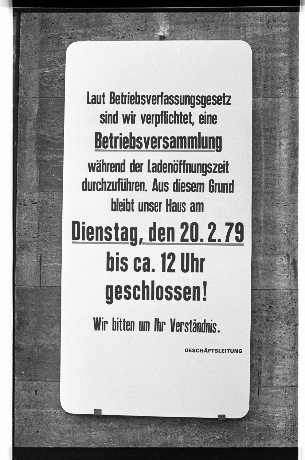 Kleinbildnegativ: Informationsschild am KaDeWe, 1979 (Museen Tempelhof-Schöneberg/Jürgen Henschel RR-F)