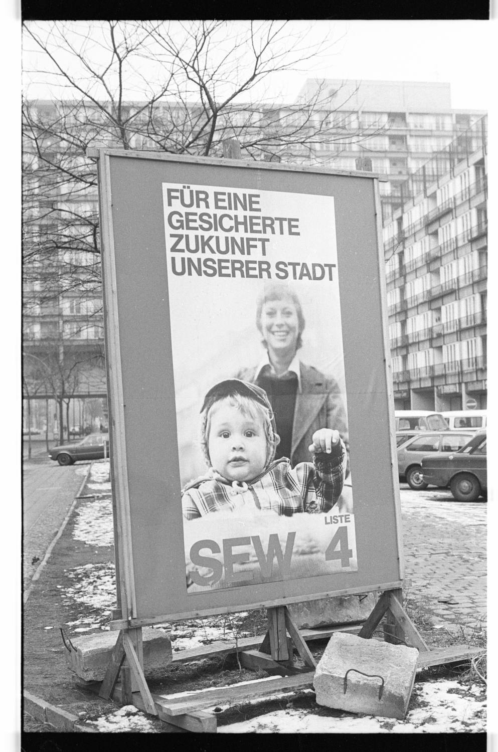 Kleinbildnegativ: Wahlplakat SEW, Pallasstr. 6, 1979 (Museen Tempelhof-Schöneberg/Jürgen Henschel RR-F)