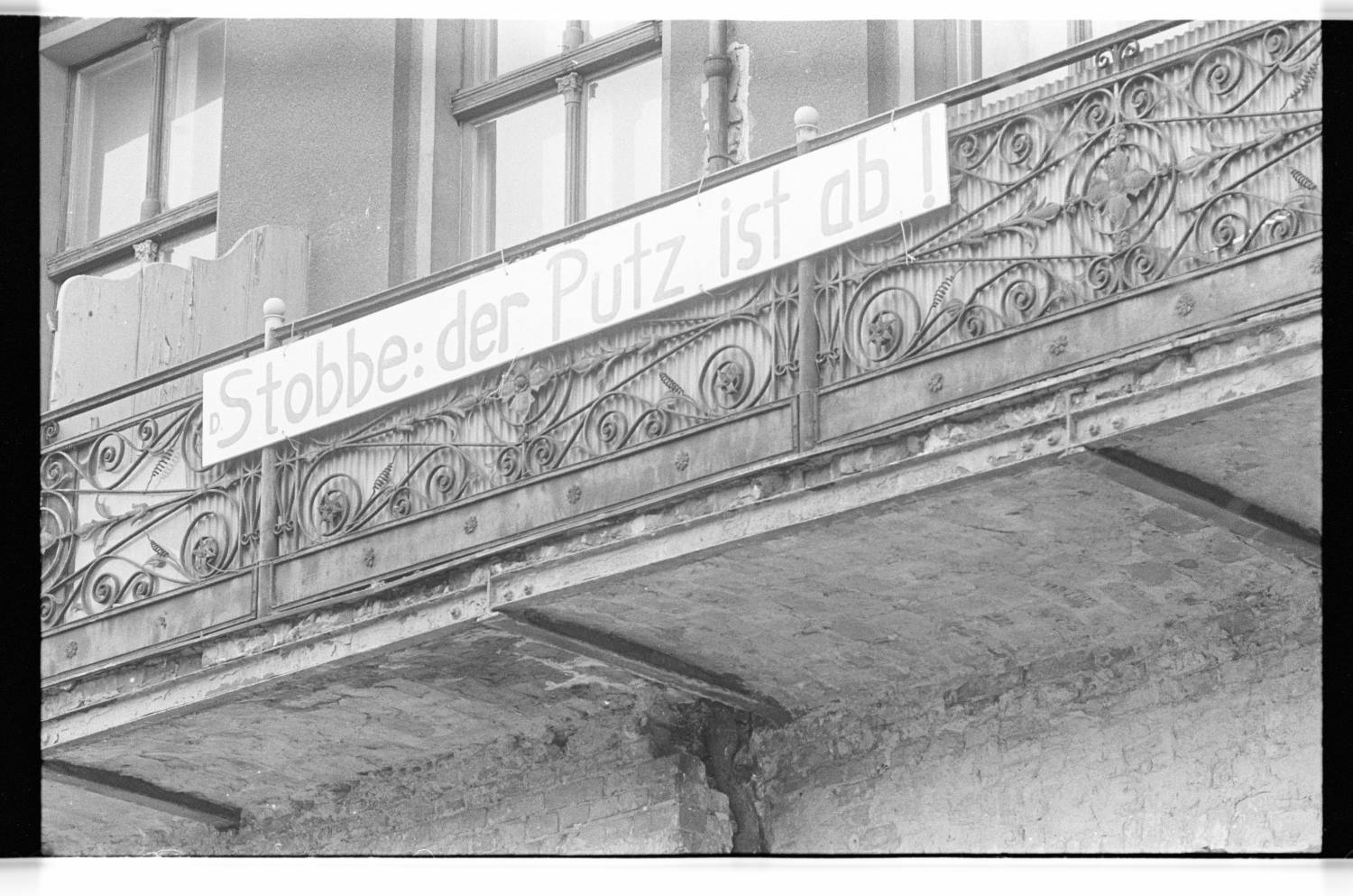 Kleinbildnegative: Transparent „Stobbe: der Putz ist ab!“, 1979 (Museen Tempelhof-Schöneberg/Jürgen Henschel RR-F)