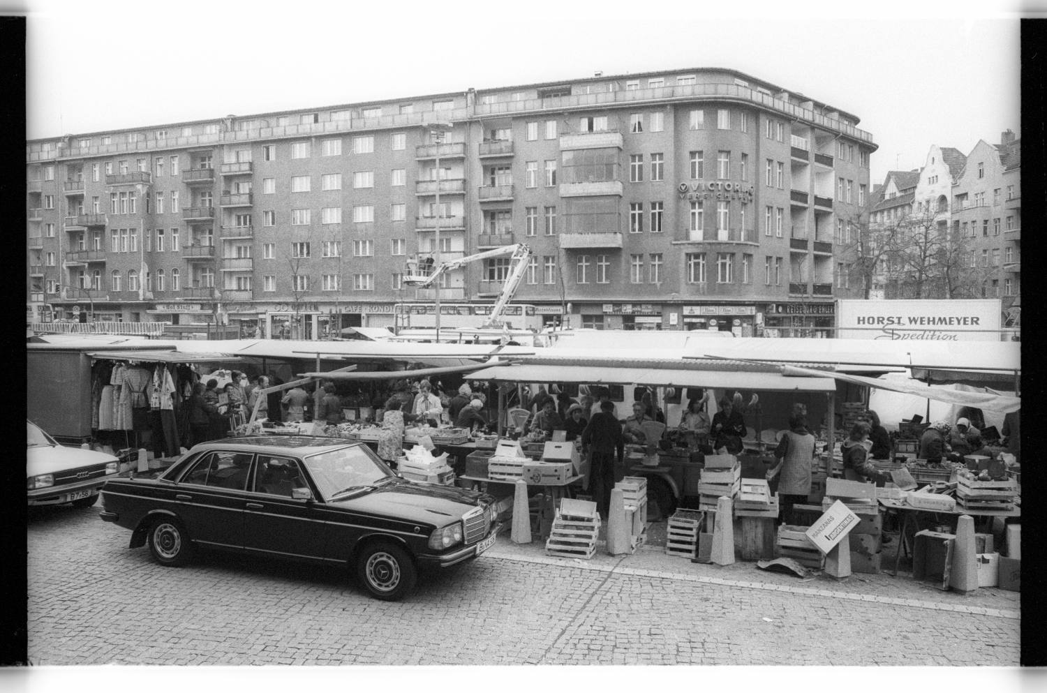 Kleinbildnegative: Wochenmarkt, John-F.-Kennedy-Platz, 1979 (Museen Tempelhof-Schöneberg/Jürgen Henschel RR-F)