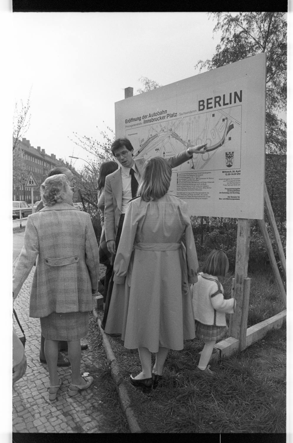 Kleinbildnegative: Informationstafel, Eröffnung der Stadtautobahn, Innsbrucker Platz, 1978 (Museen Tempelhof-Schöneberg/Jürgen Henschel RR-F)