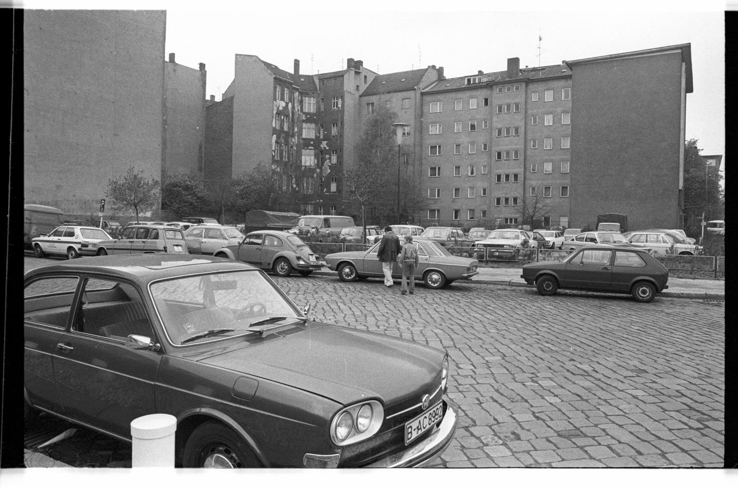 Kleinbildnegative: Wohnhäuser und Freifläche, Koburger Straße, 1978 (Museen Tempelhof-Schöneberg/Jürgen Henschel RR-F)