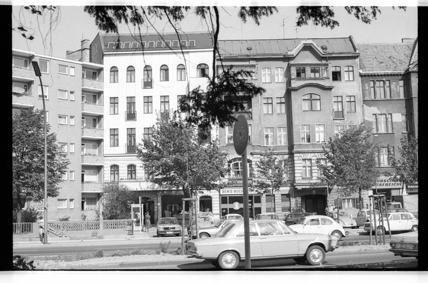 Kleinbildnegative: Friedrich-Wilhelm-Platz mit Straßenansicht, Kirche und Bushaltestelle, 1978 (Museen Tempelhof-Schöneberg/Jürgen Henschel RR-F)