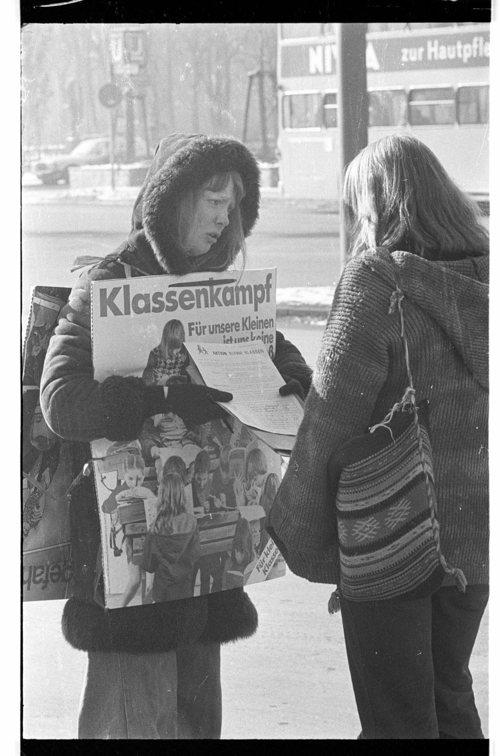 Kleinbildnegative: Unterschriftenaktion für Schulpolitik, „Kleine Kinder – Kleine Klassen“, 1978 (Museen Tempelhof-Schöneberg/Jürgen Henschel RR-F)