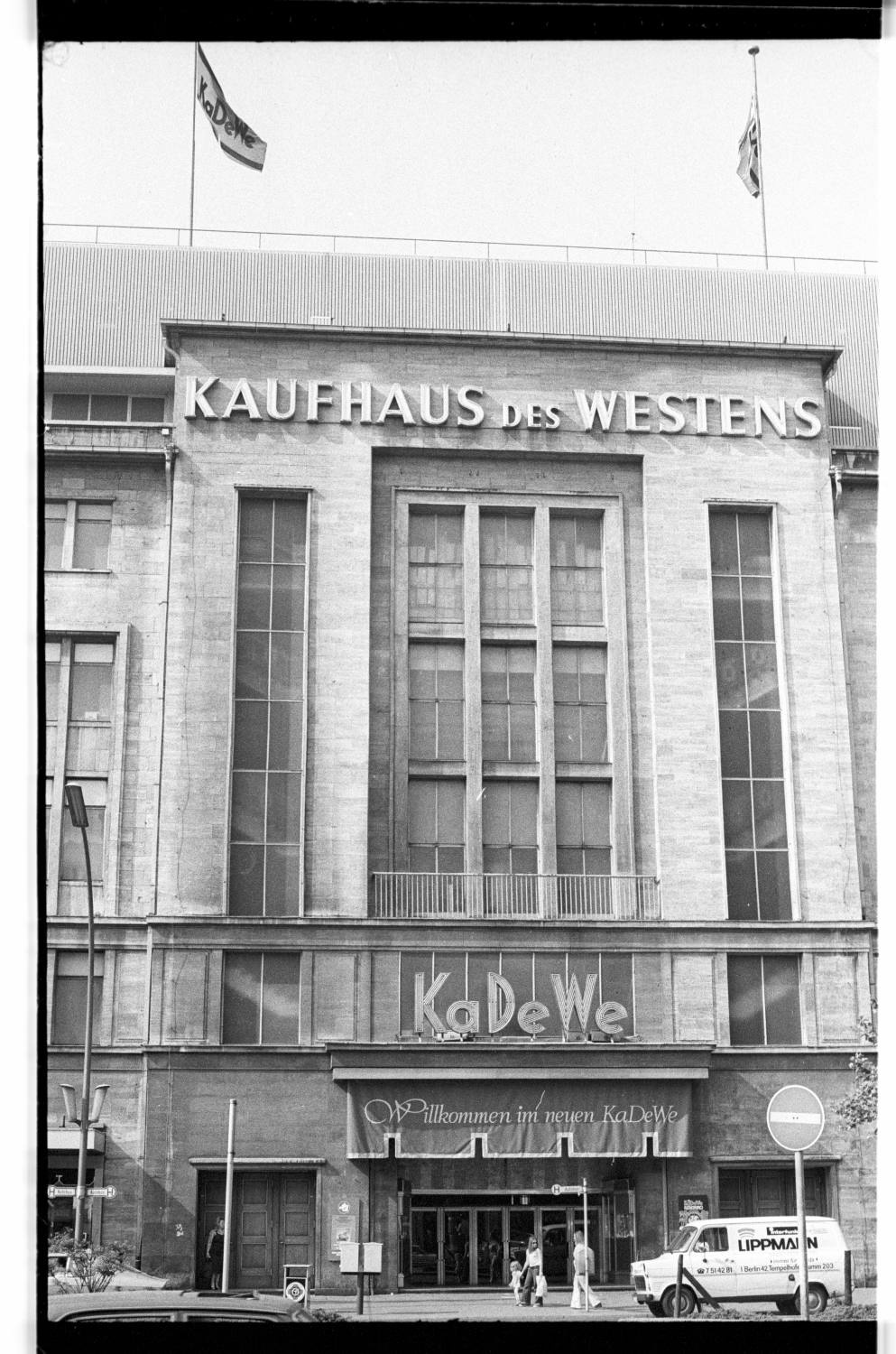 Kleinbildnegative: KaDeWe, Tauentzienstraße, Parkplatz und ankommende Angestellte, 1978 (Museen Tempelhof-Schöneberg/Jürgen Henschel RR-F)