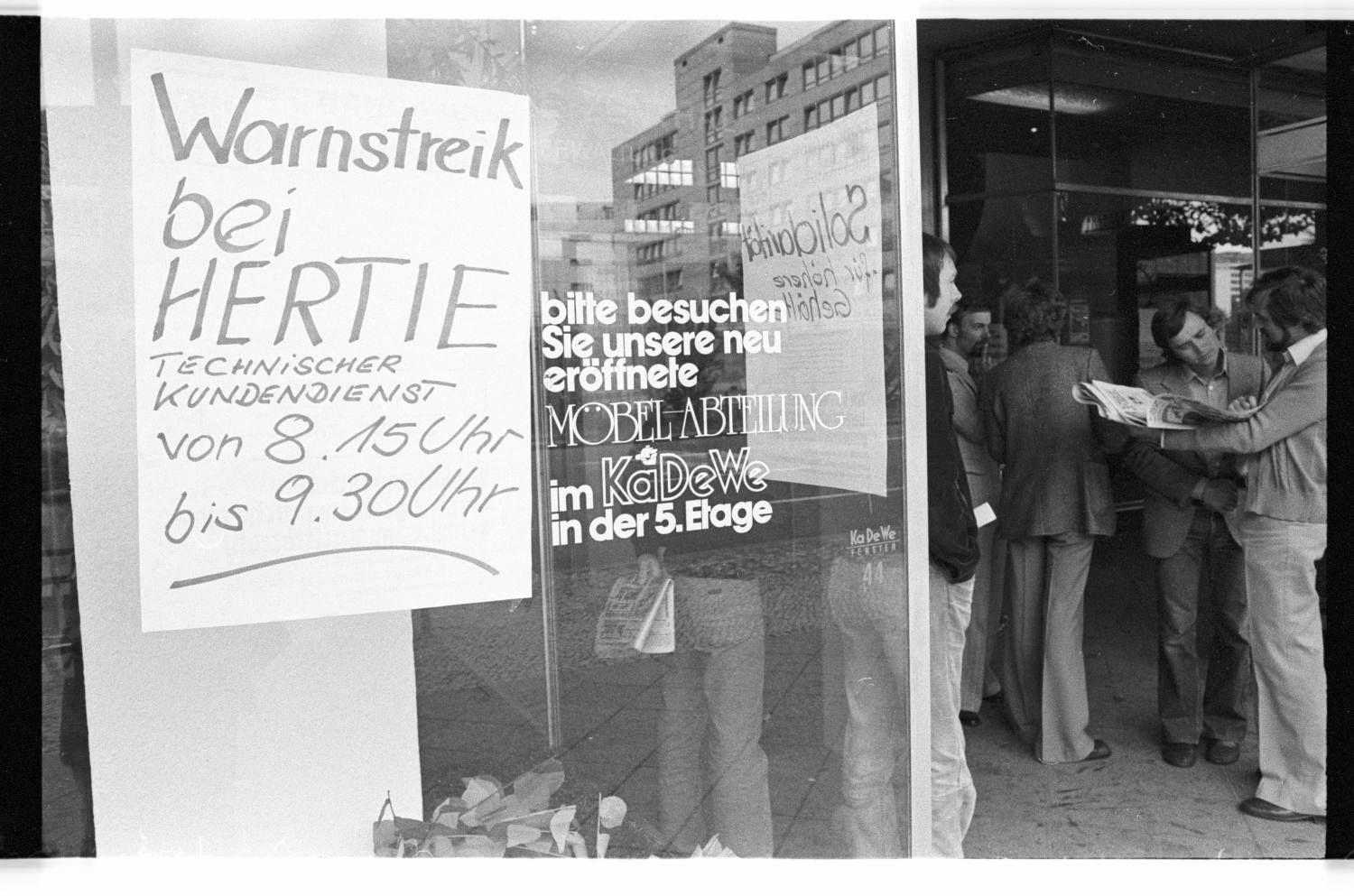 Kleinbildnegative: Warnstreik bei Hertie und Wittenbergplatz, 1978 (Museen Tempelhof-Schöneberg/Jürgen Henschel RR-F)