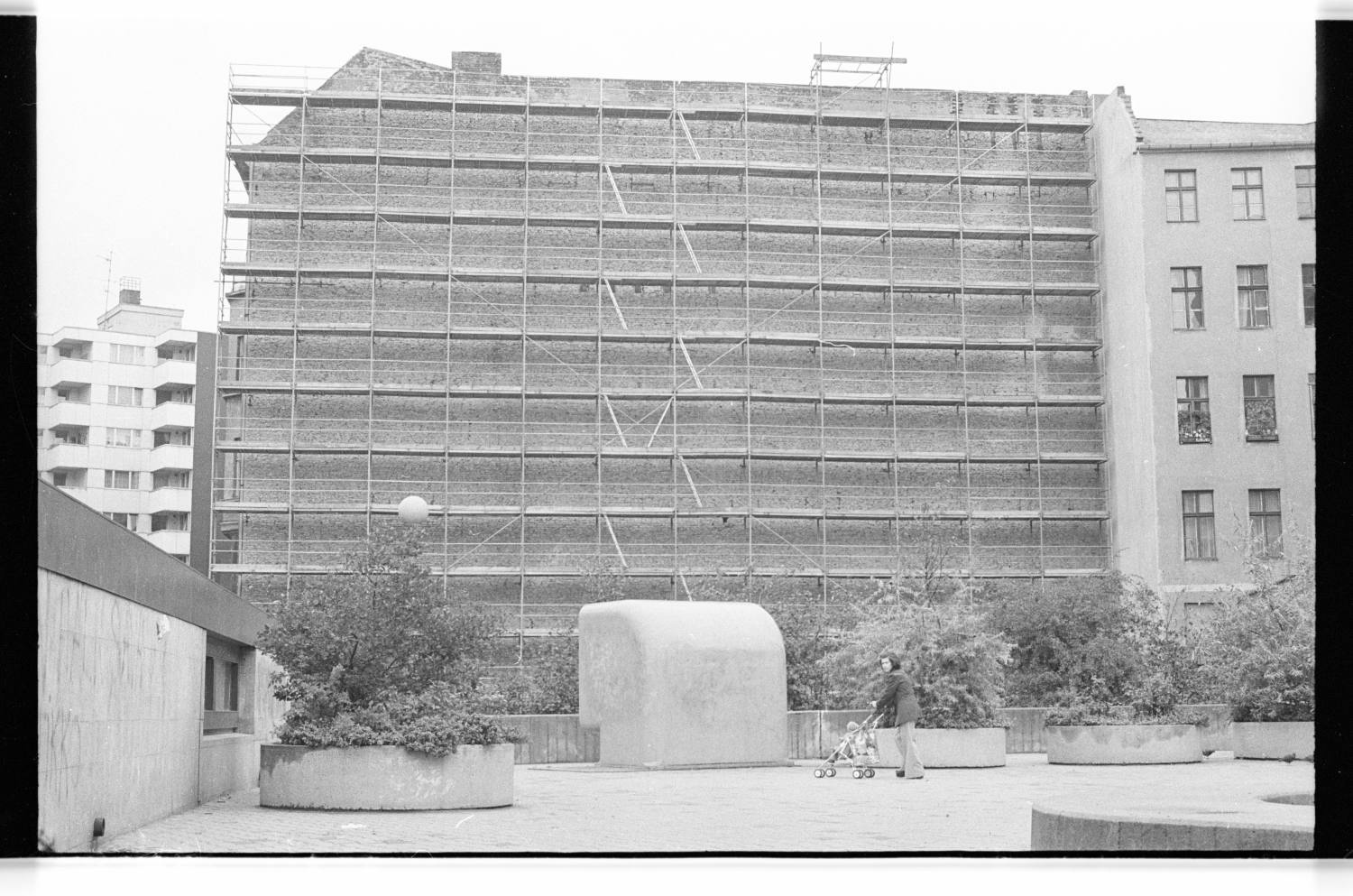 Kleinbildnegative: Giebelfassade eines Wohnhauses, 1978 (Museen Tempelhof-Schöneberg/Jürgen Henschel RR-F)