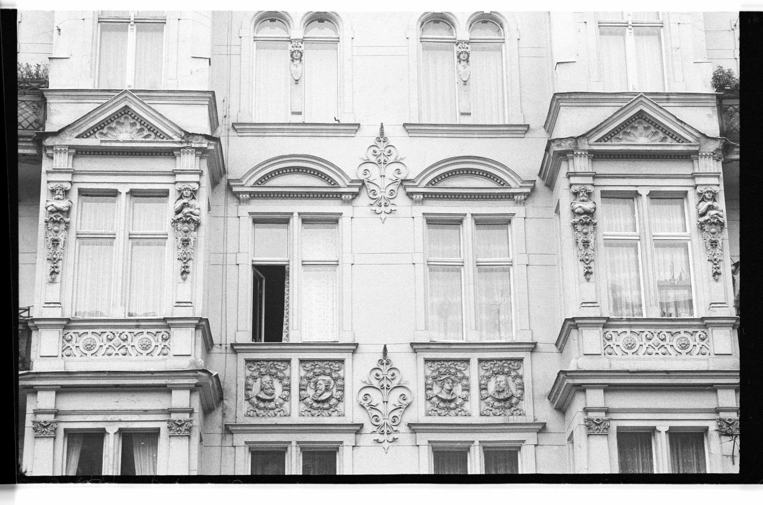 Kleinbildnegative: Häuserfassade Cranach- und Rubensstraße, 1978 (Museen Tempelhof-Schöneberg/Jürgen Henschel RR-F)