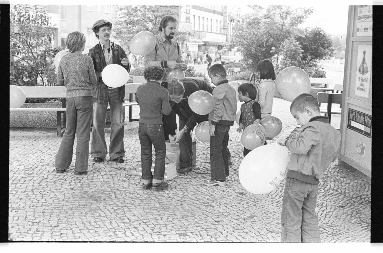 Kleinbildnegative: Pressefest der SEW, Kaiser-Wilhelm-Platz, 1978 (Museen Tempelhof-Schöneberg/Jürgen Henschel RR-F)
