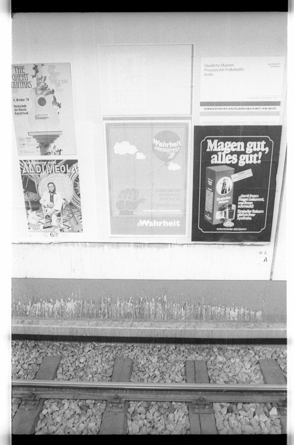 Kleinbildnegative: Plakat „Die Wahrheit“, U-Bahnhof Walter-Schreiber-Platz, 1978 (Museen Tempelhof-Schöneberg/Jürgen Henschel RR-F)