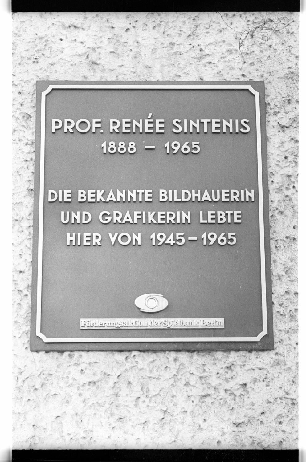 Kleinbildnegative: Gedenktafel, Reneé Sintenis, 1978 (Museen Tempelhof-Schöneberg/Jürgen Henschel RR-F)