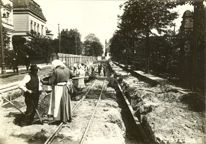 Frauen bei Schachtarbeiten (Schöneberg Museum CC BY-NC-SA)