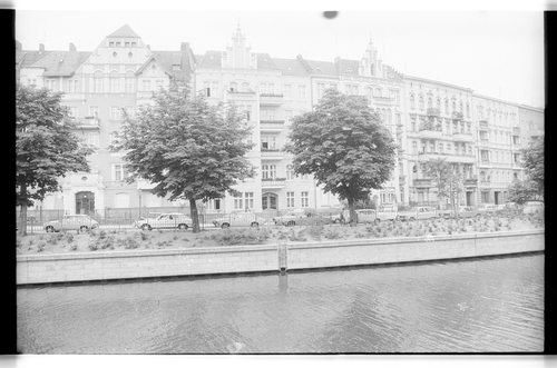 http://fhxb-museum.de/xmap/media/fotosammlungen/j__rgen_henschel__negative__1959_1991_/image/fhxb_jh_k02_0222_03_1500px.jpg (FHXB Friedrichshain-Kreuzberg Museum RR-F)
