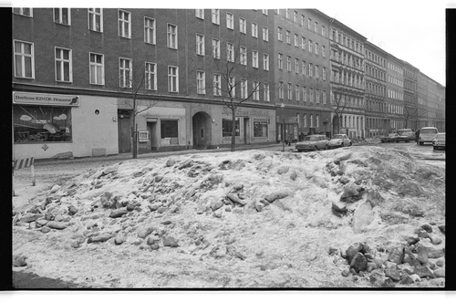 http://fhxb-museum.de/xmap/media/fotosammlungen/j__rgen_henschel__negative__1959_1991_/image/fhxb_jh_k02_0243_27_1500px.jpg (FHXB Friedrichshain-Kreuzberg Museum RR-F)