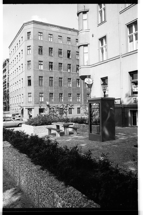 http://fhxb-museum.de/xmap/media/fotosammlungen/j__rgen_henschel__negative__1959_1991_/image/fhxb_jh_k02_0279_30_1500px.jpg (FHXB Friedrichshain-Kreuzberg Museum RR-F)