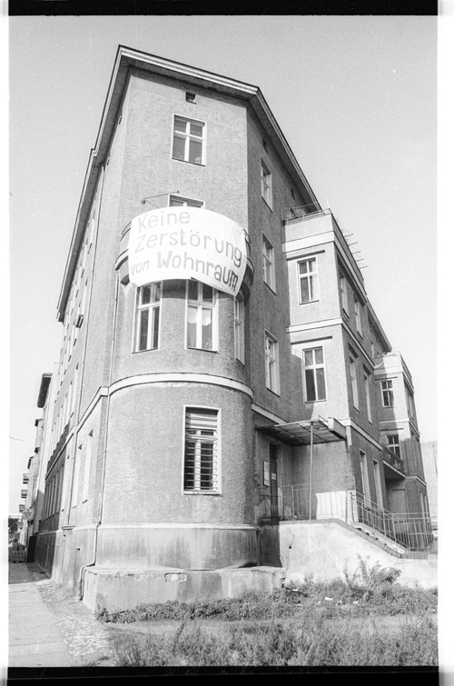 http://fhxb-museum.de/xmap/media/fotosammlungen/j__rgen_henschel__negative__1959_1991_/image/fhxb_jh_k02_0283_11_1500px.jpg (FHXB Friedrichshain-Kreuzberg Museum RR-F)
