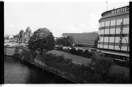 http://fhxb-museum.de/xmap/media/fotosammlungen/j__rgen_henschel__negative__1959_1991_/image/fhxb_jh_k02_0282_10_1500px.jpg (FHXB Friedrichshain-Kreuzberg Museum RR-F)