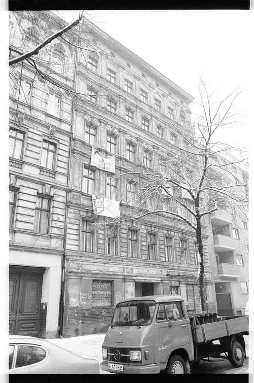 http://fhxb-museum.de/xmap/media/fotosammlungen/j__rgen_henschel__negative__1959_1991_/image/fhxb_jh_k02_0301_03_1500px.jpg (FHXB Friedrichshain-Kreuzberg Museum RR-F)