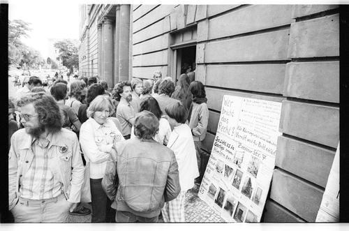 http://fhxb-museum.de/xmap/media/fotosammlungen/j__rgen_henschel__negative__1959_1991_/image/fhxb_jh_k02_0322_01_1500px.jpg (FHXB Friedrichshain-Kreuzberg Museum RR-F)