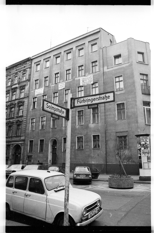 http://fhxb-museum.de/xmap/media/fotosammlungen/j__rgen_henschel__negative__1959_1991_/image/fhxb_jh_k02_0317_19_1500px.jpg (FHXB Friedrichshain-Kreuzberg Museum RR-F)