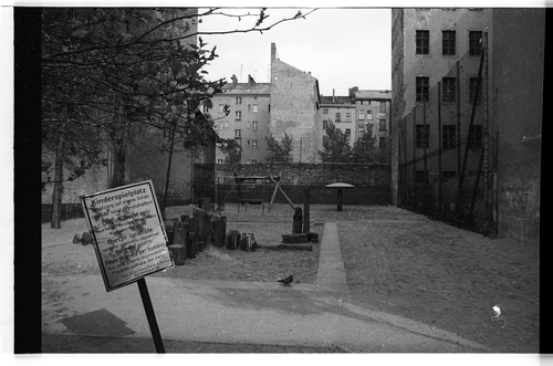 http://fhxb-museum.de/xmap/media/fotosammlungen/j__rgen_henschel__negative__1959_1991_/image/fhxb_jh_k02_0317_42_1500px.jpg (FHXB Friedrichshain-Kreuzberg Museum RR-F)